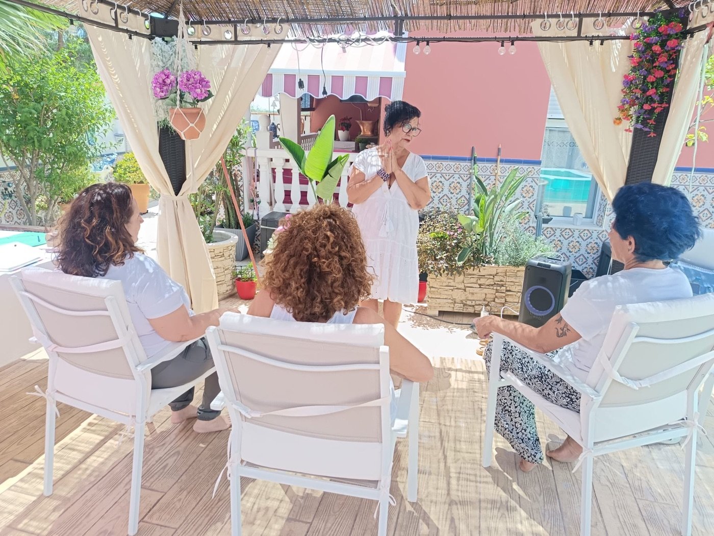La Maestra Charo Moñino impartiendo una formación de Reiki en Valencia