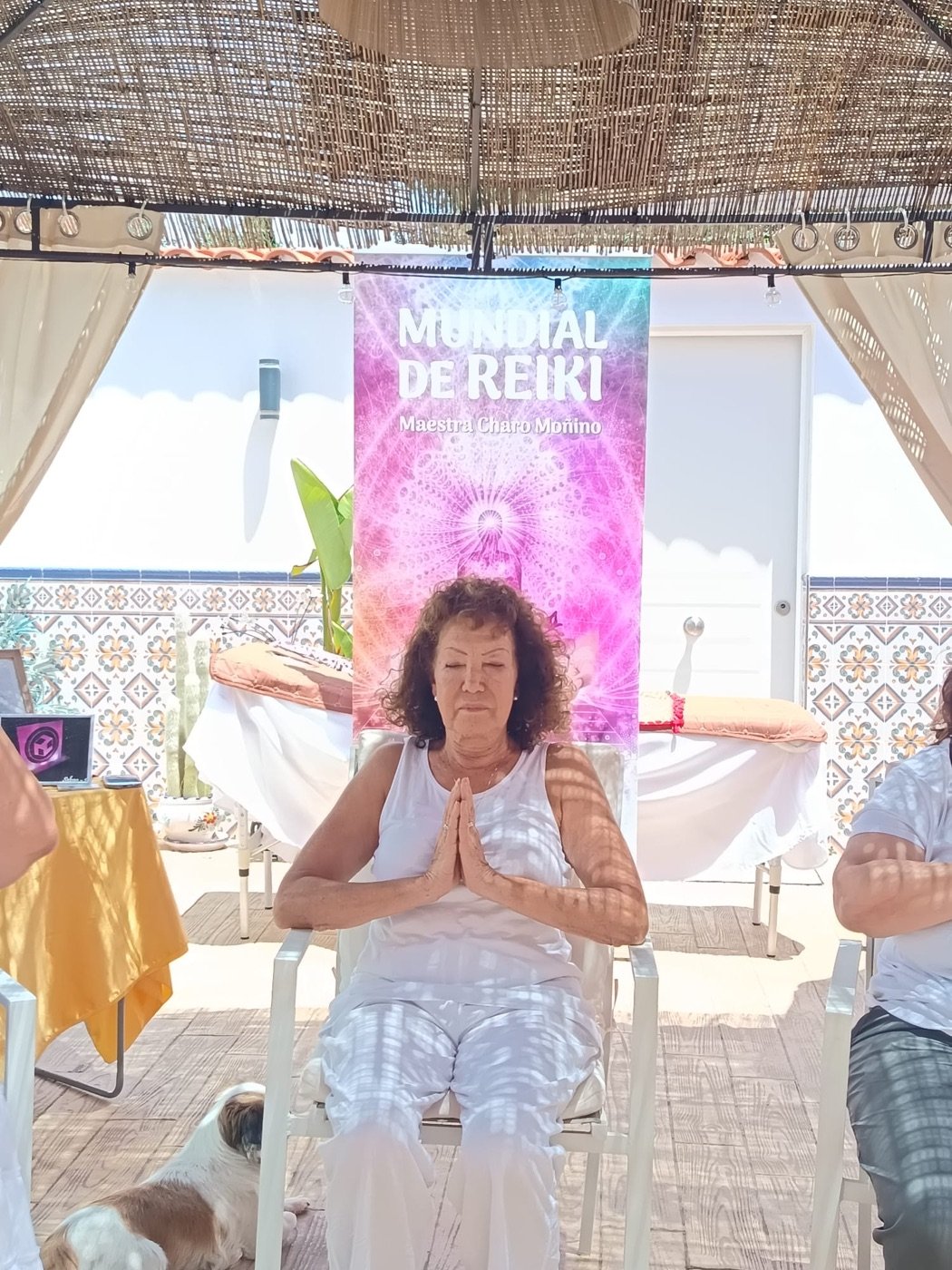 Maestra Charo Moñino en meditación durante una sesión de Reiki en Valencia