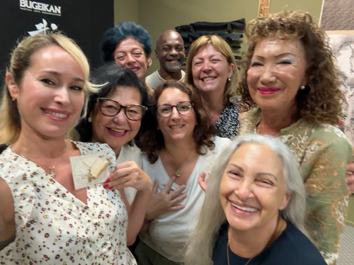 Grupo de maestros de Reiki de Charo Moñino en el taller de repaso previo a las iniciaciones del Día Mundial del Reiki, en el dojo Bugeikan de Valencia