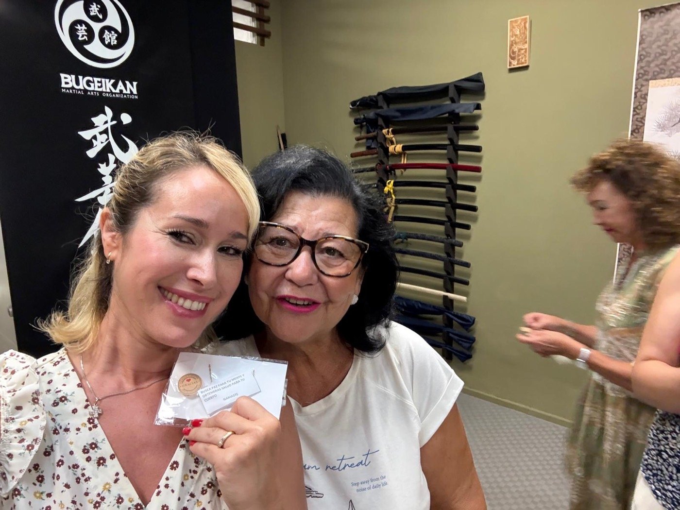 Detalle de agradecimiento entre maestras de Reiki durante el taller de repaso en Valencia